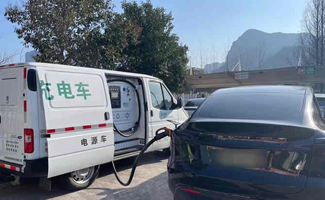 东方汽车搭电